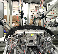 1噸氣液增壓缸：某汽車保險杠沖孔打孔，汽車倒車雷達沖孔機設(shè)備廠家解決方案